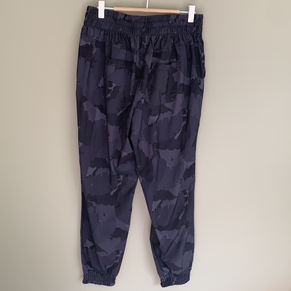 lightweight camo joggers w/ front & back pockets: flattering fit - Picture 9 of 12
